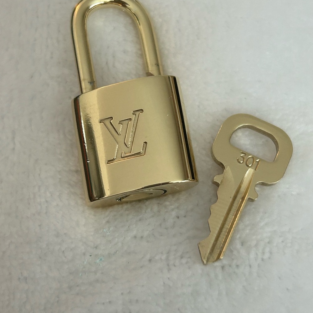 Authentic Louis Vuitton lock & key #301. Beautiful condition. - Picture 2 of 6